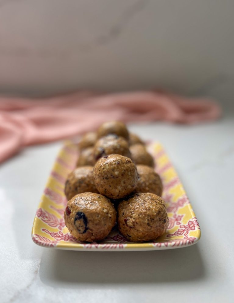 כדורי חמאת בוטנים וצימוקים